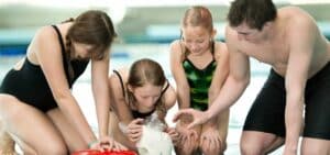 Obtenir une certification en premiers soins et RCR pour devenir moniteur de natation